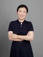 穿着黑色衣服的人描述已自动生成