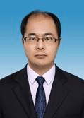 穿西装戴眼镜的男人描述已自动生成