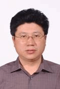 男人戴着眼镜描述已自动生成